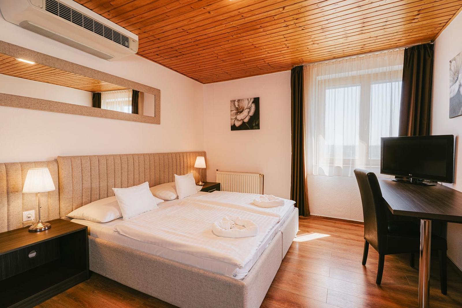 Aqua Hotel Gyula Eksteriør billede