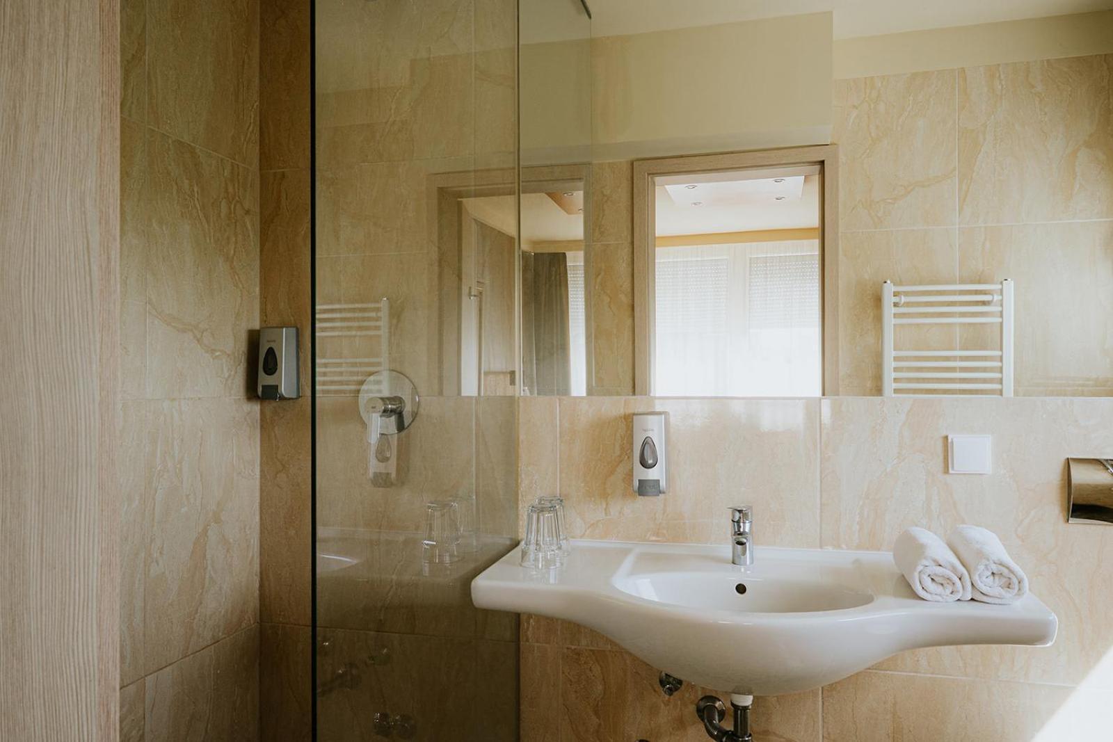 Aqua Hotel Gyula Eksteriør billede