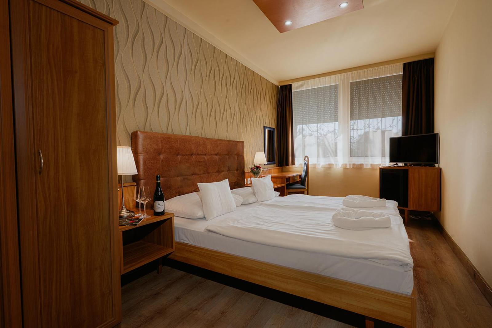 Aqua Hotel Gyula Eksteriør billede
